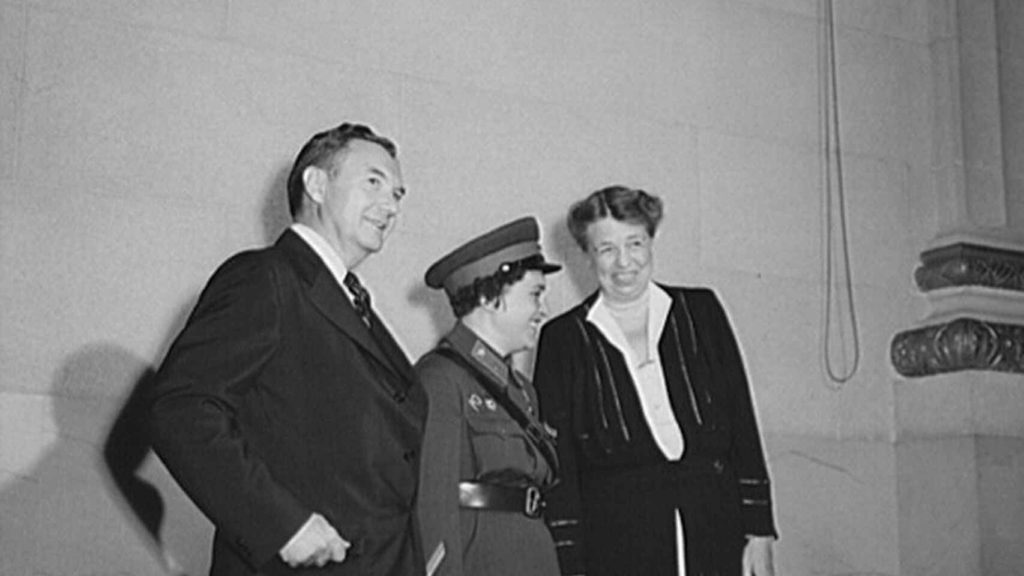  Lyudmila Pavlichenko junto a Eleanor Roosvelt y Robert Jackson, juez de la Corte Suprema. 