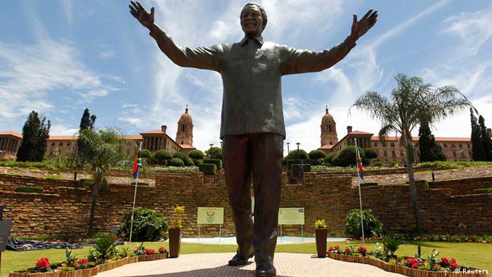 estatua de Nelson Mandela