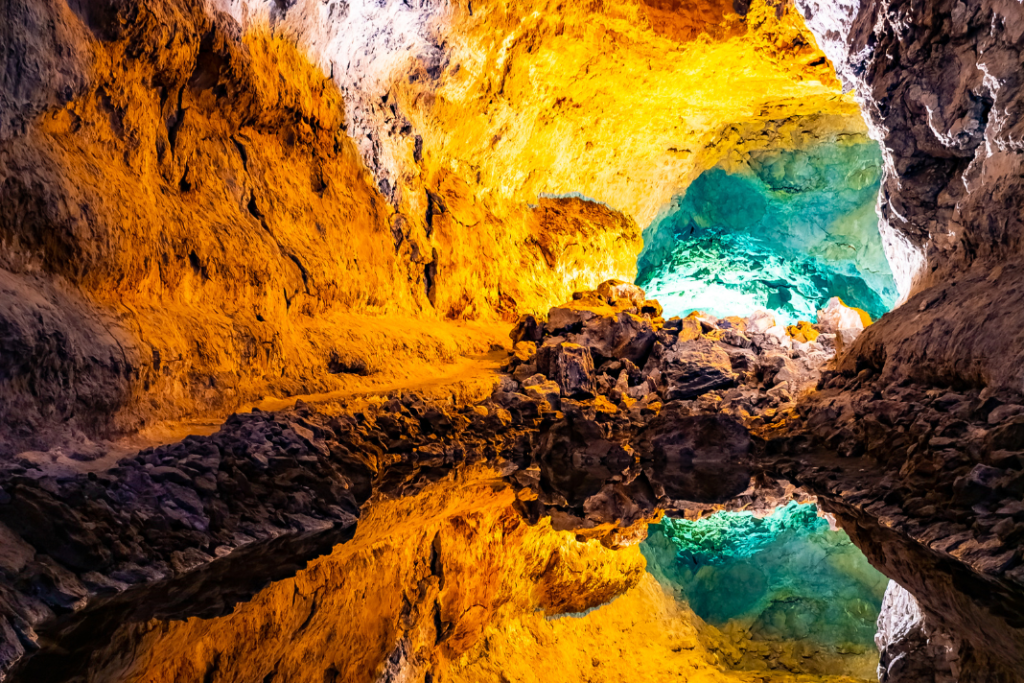 Las cuevas más bonitas de España: Cueva de los Verdes en Lanzarote.