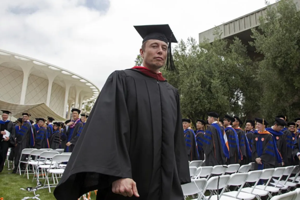 Elon Musk graduándose en la Universidad
