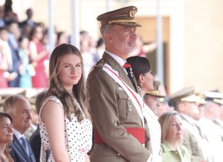 La Princesa Leonor junto a su padre, el Rey Felipe VI.