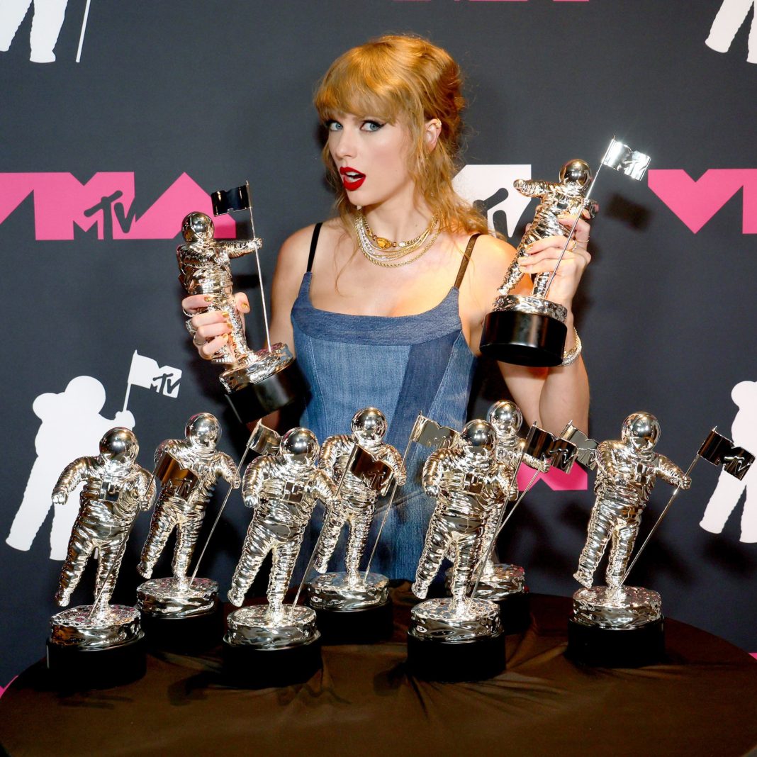 Taylor Swift con sus premios en los MTV VMAs 2023 | MTV vía Twitter