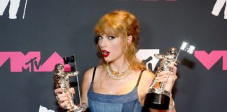 Taylor Swift con sus premios en los MTV VMAs 2023 | MTV vía Twitter