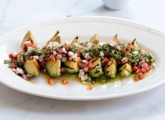 Aguacates con pesto de cilantro y pistachos